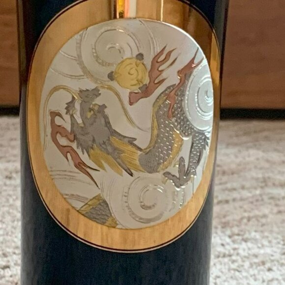 VINTAGE JAPANESE ART OF CHOKIN, 2 PCS. BLACK VASE, WHITE VASE, GOLD TRIMMED - Picture 7 of 9